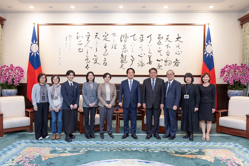 賴清德總統(右5)與2024美國國家圖書獎翻譯文學大獎得主--《臺灣漫遊錄》作者楊双子(左5)及譯者金翎(左4)合影。(圖 : 總統府)
