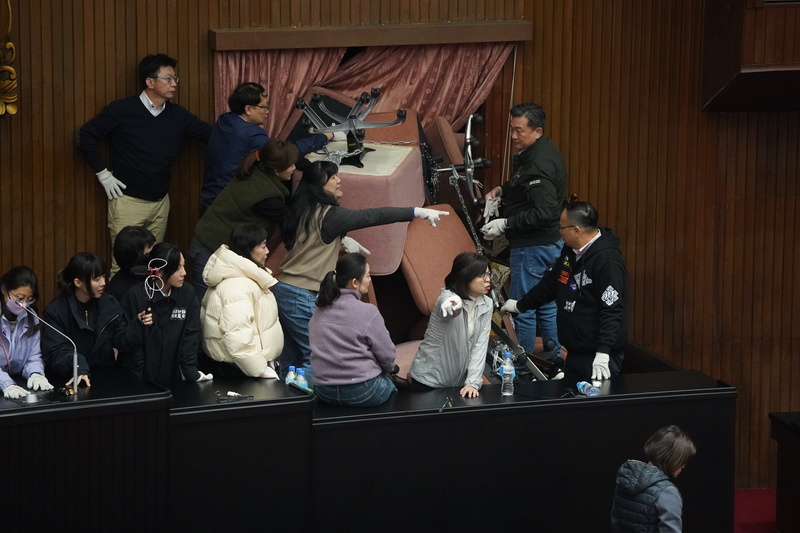 立法院會20日預計處理選罷法、憲法訴訟法及財劃法修正草案等案，民進黨立委上午占據議場，堆置座椅堵住每一個通道入口。 (圖：中央社)