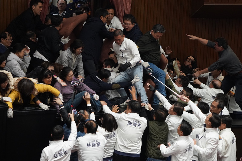立法院會20日預計處理選罷法等修正草案，綠營攻占主席台，封住議場內的門，上午9時後，國民黨立委兵分三路，陸續將門打開，努力推開堆積如山的椅子，藍綠爆發激烈衝突，現場一團亂。(圖：中央社)