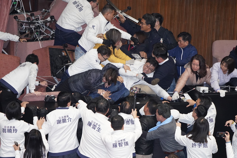 立法院會20日預計處理選罷法等修正草案，綠營19日晚間破壞窗戶後進入議場攻占主席台。國民黨立委20日上午9時後，突破封鎖進入議場，在主席台上演激烈攻防，雙方數度激烈肢體衝突。(圖：中央社)
