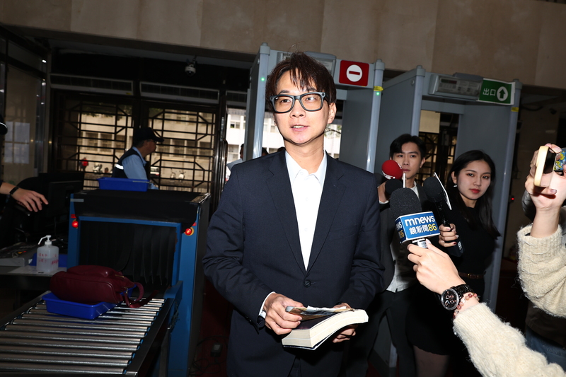 台北地檢署偵辦柯文哲政治獻金案，為釐清政治獻金流向，20日以證人身分傳喚民眾黨台北市議員陳宥丞（中）時，被發現所戴的眼鏡是具有錄影錄音功能的智慧眼鏡。 (圖：中央社)