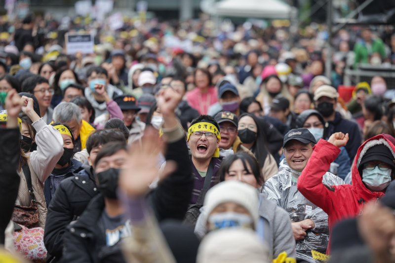 立法院會20日處理攸關提高罷免門檻的「選罷法修正草案」等爭議法案，公民團體發起「冬季青鳥在台北」活動，民眾聚集立法院外高喊口號。(圖：中央社)