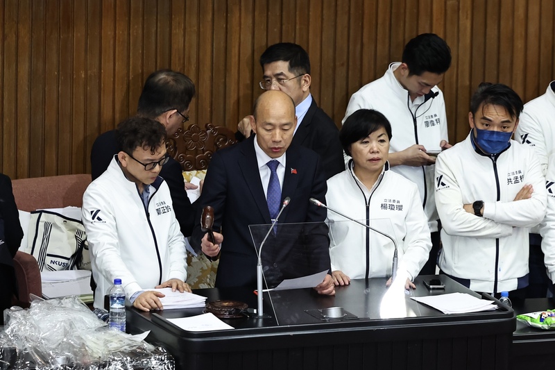 立法院會20日三讀通過憲法訴訟法修正案，立法院長韓國瑜（前左2）在多名國民黨籍立委陪伴下，敲槌宣布憲法訴訟法修正案三讀。 (中央社資料照片)