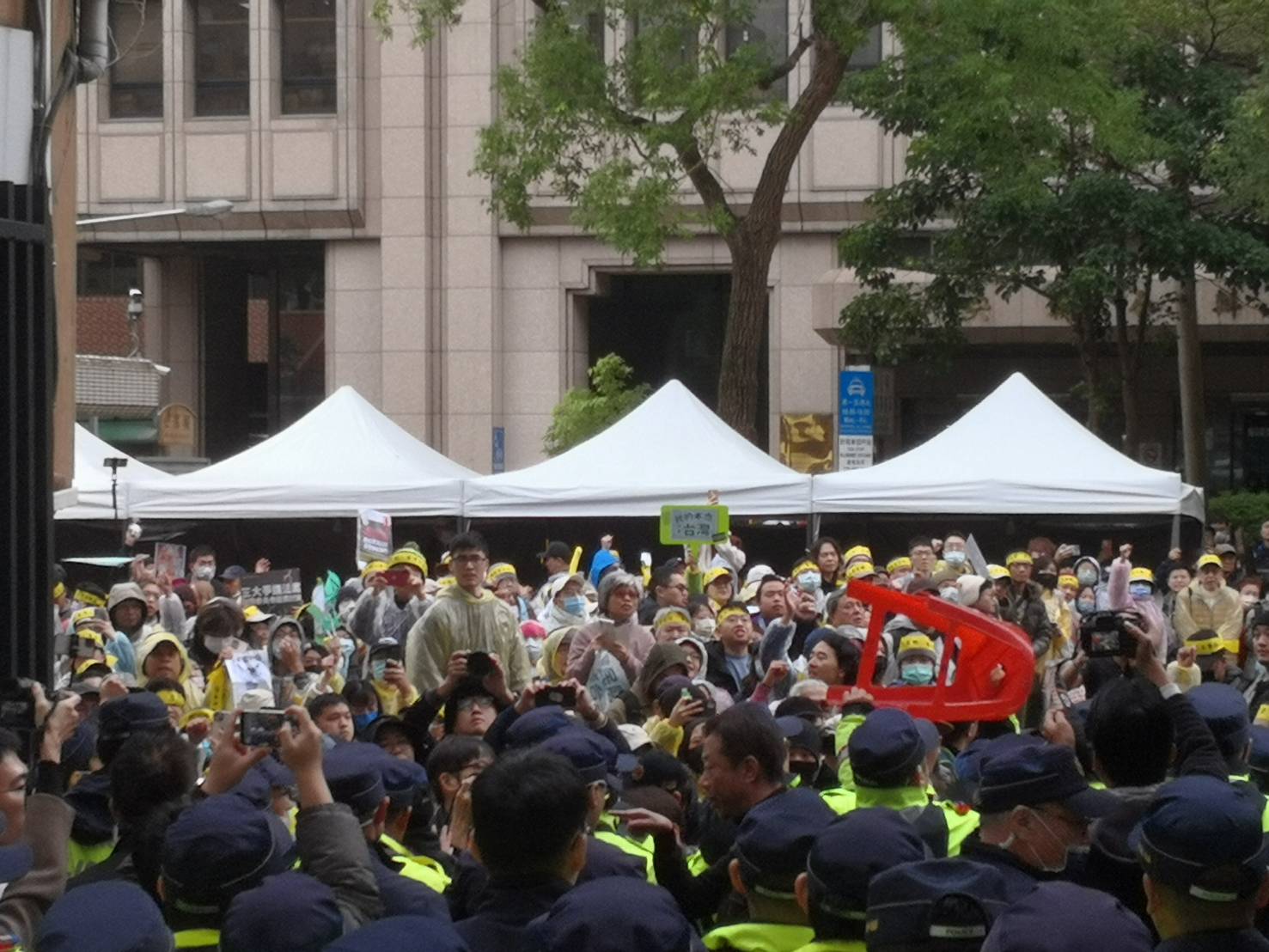 公民團體號召「青鳥」集結，呼籲立法院停止開會、退回三大惡法，抗議群眾試圖突破濟南路的立院側門，警方極力攔阻，氣氛肅殺。(劉玉秋 攝)