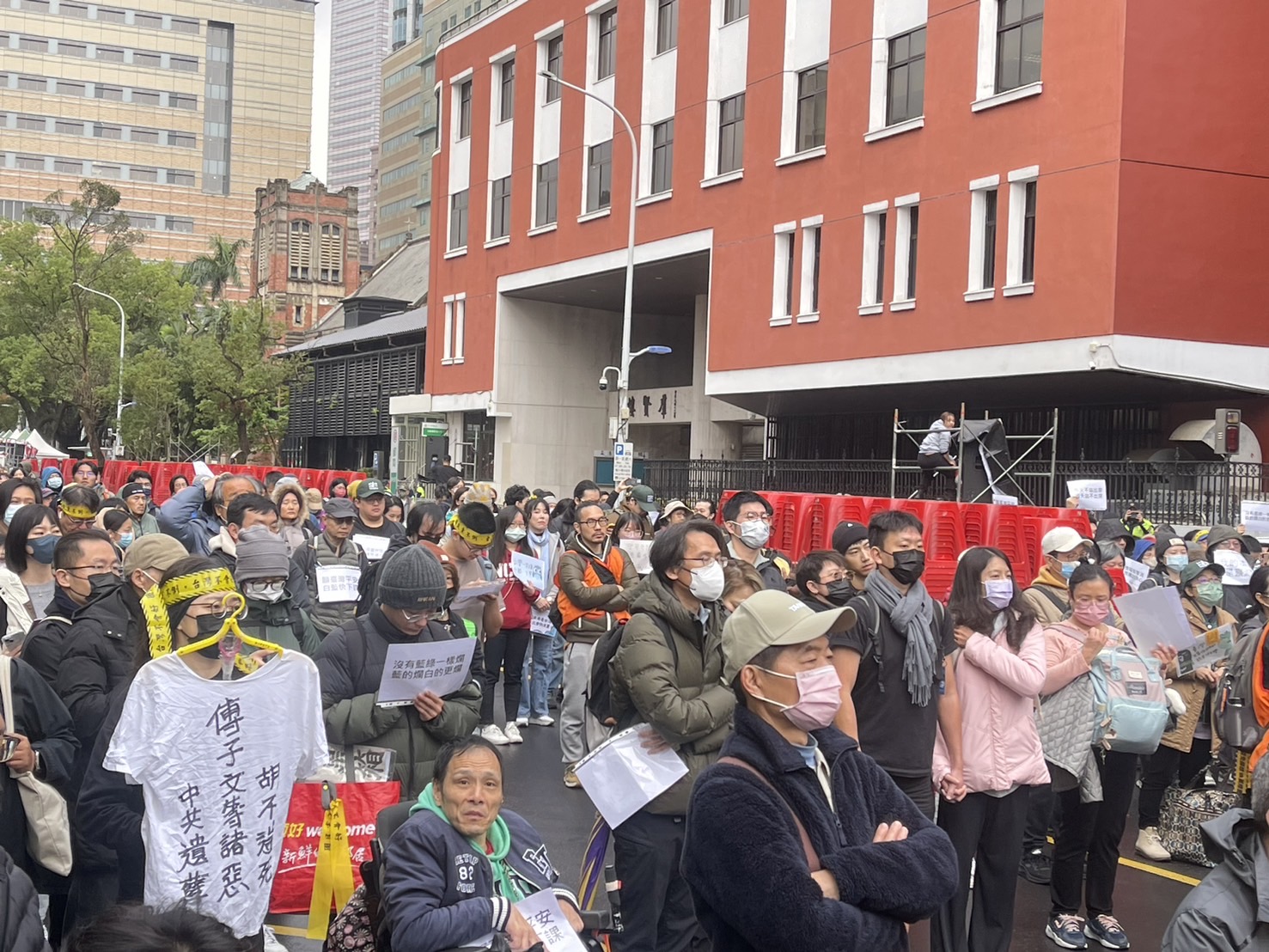 立法院20日院會國民黨企圖闖關《憲法訴訟法》、《財政收支劃分法》及《公職人員選舉罷免法》等，立法院外集結「青鳥再現」抗議修法強渡關山。(鄭佑漢攝)