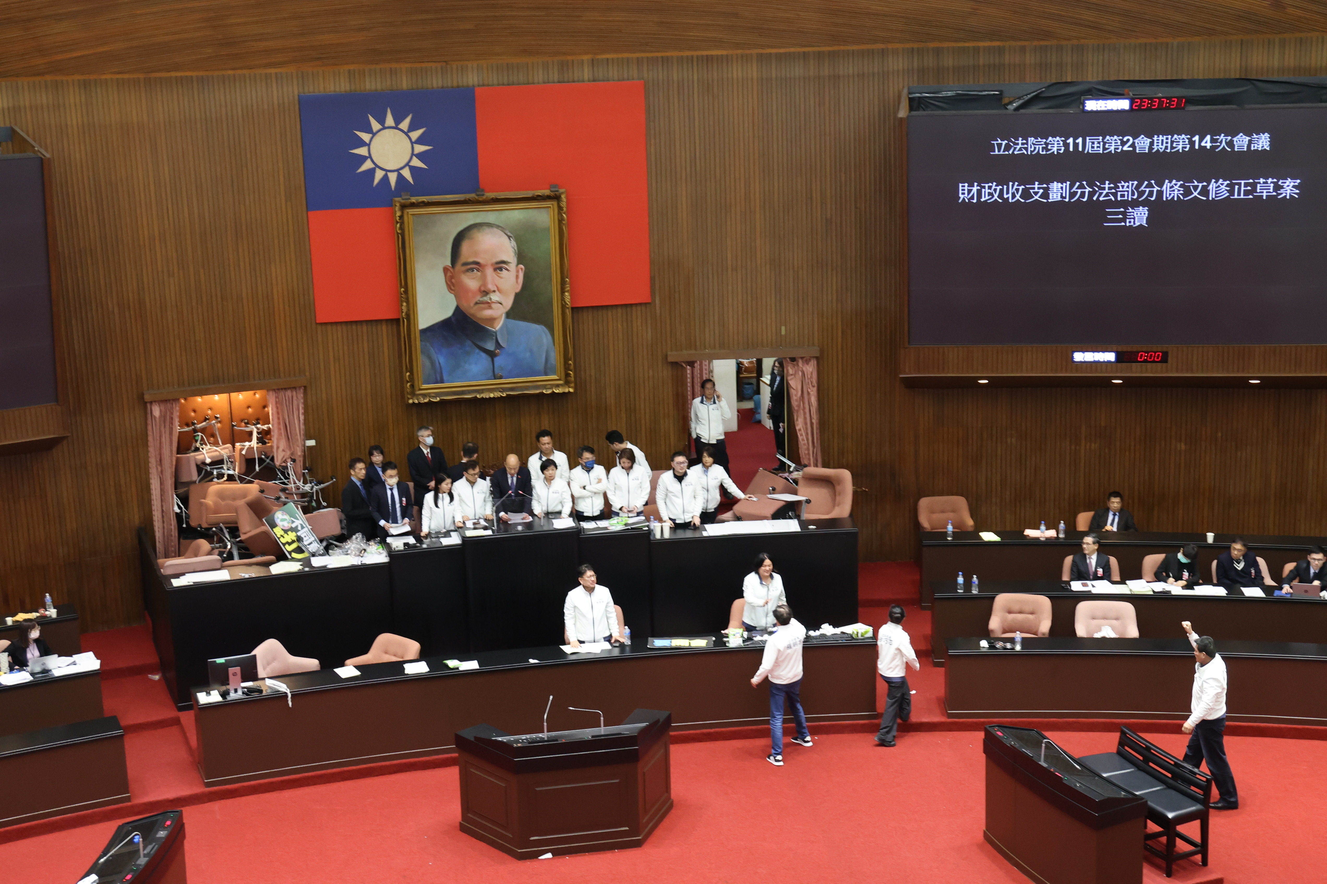 立法院20日三讀修正通過財劃法，恐導致縣市間的發展差距進一步擴大，讓不同規模的縣市財政分配更加惡化。(圖：趙婉淳 攝)