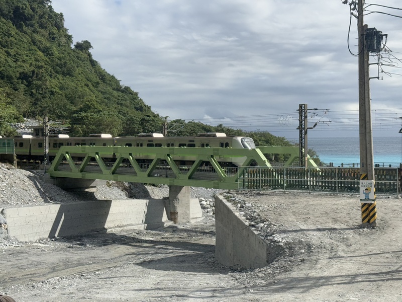 台鐵北迴線小清水溪橋西正線因強颱凱米受損沖毀，新建鋼桁架橋21日提前通車，恢復雙線通行。(圖：中央社)