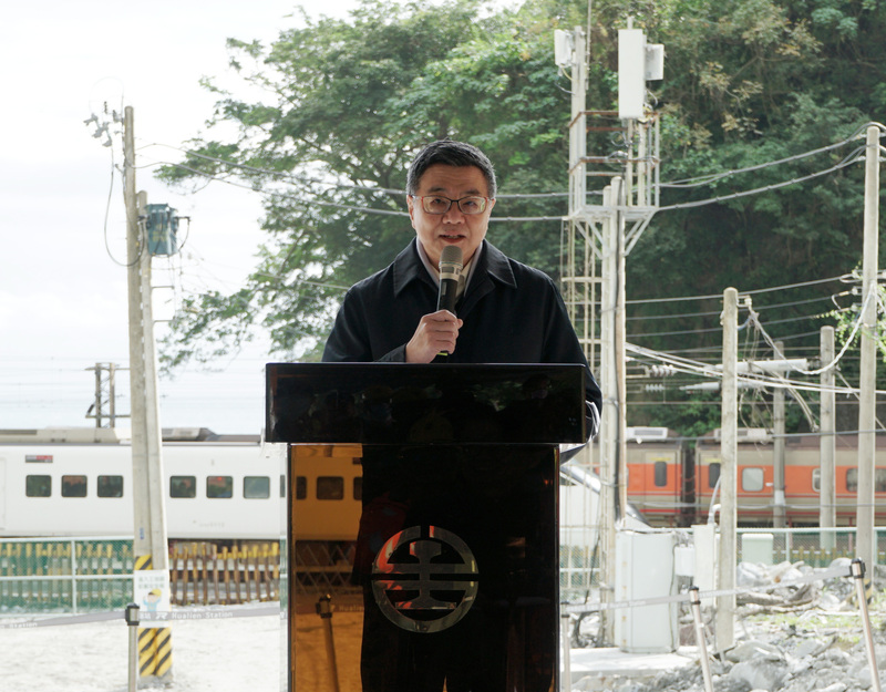 行政院長卓榮泰（圖）21日到花蓮視察台鐵北迴線小清水溪橋西正線通車狀況。 (圖：中央社)