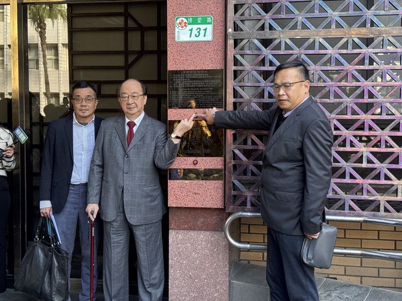 民進黨立法院黨團總召柯建銘(中)與、立委王義川(右)23日上午到台北地檢署對散布者提告誹謗及妨害隱私不實影像等罪。(圖：中央社)