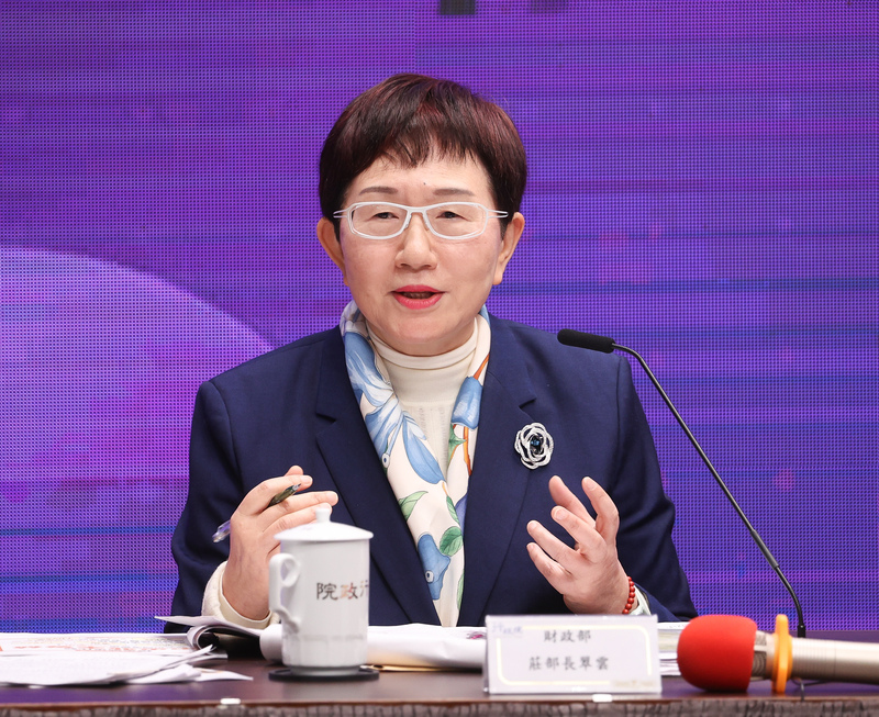 立法院日前三讀通過財政收支劃分法部分條文，行政院23日上午舉行記者會，財政部長莊翠雲（圖）針對新版「財劃法」進行說明，並回應媒體提問。 (圖：中央社)