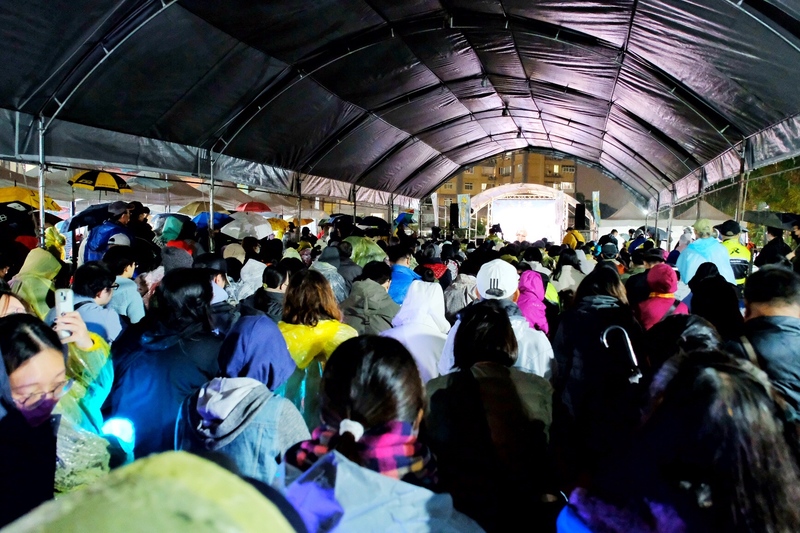 不滿藍白立法委員通過修正財政收支劃分法等3法，台灣公民陣線等公民團體要究責強推惡法的濫權立委，首站23日晚間到桃園市，細數6席中國國民黨籍立委作為，也發起罷免連署。 (圖：中央社)