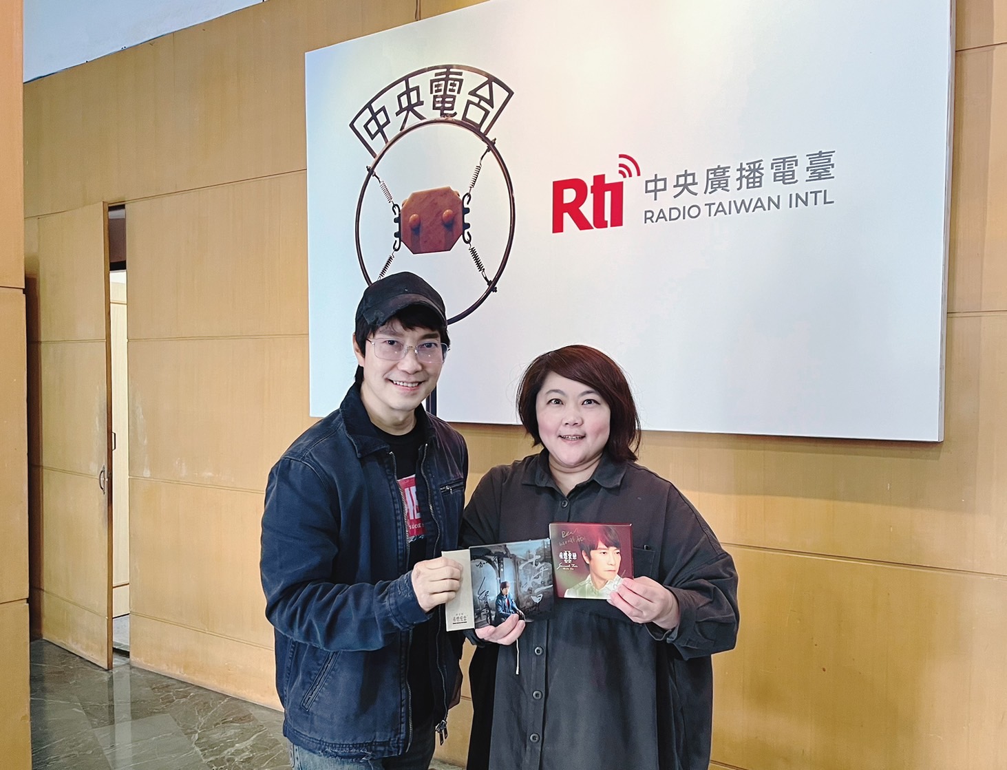 情歌王子邰正宵推出《重燃愛戀+plus千年如一日》 接受音樂本事節目專訪