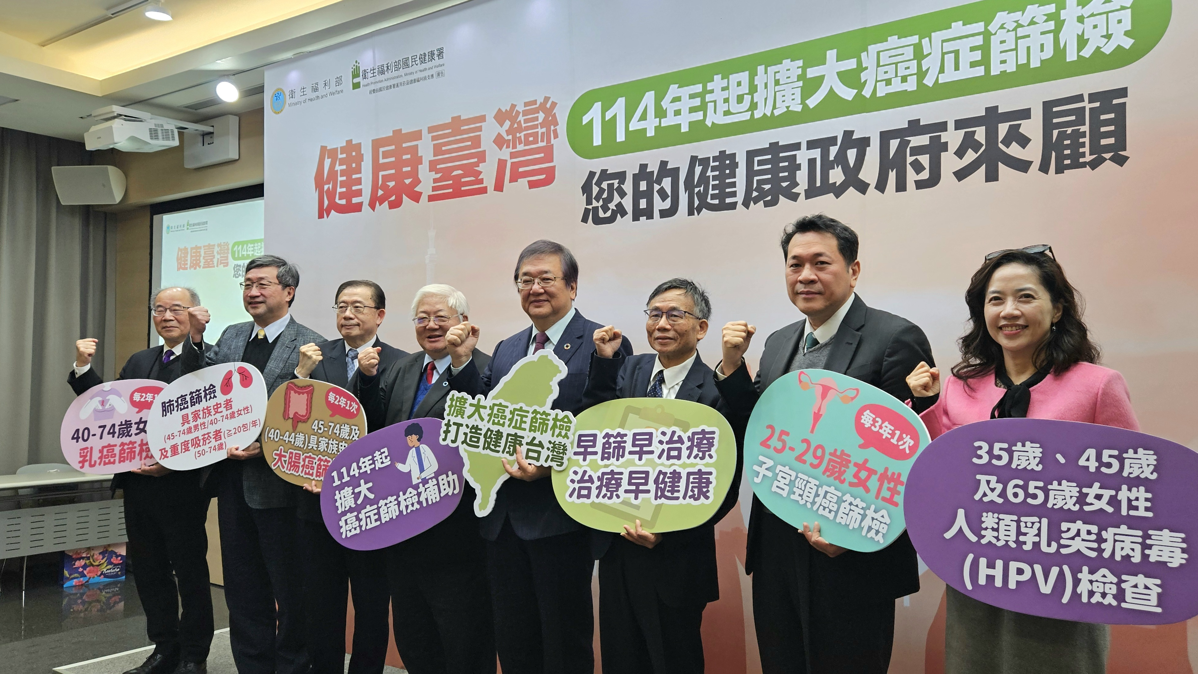 衛福部長邱泰源(中)24日表示，財劃法修正影響醫療社福預算，他會盡力協調爭取。(劉品希 攝)