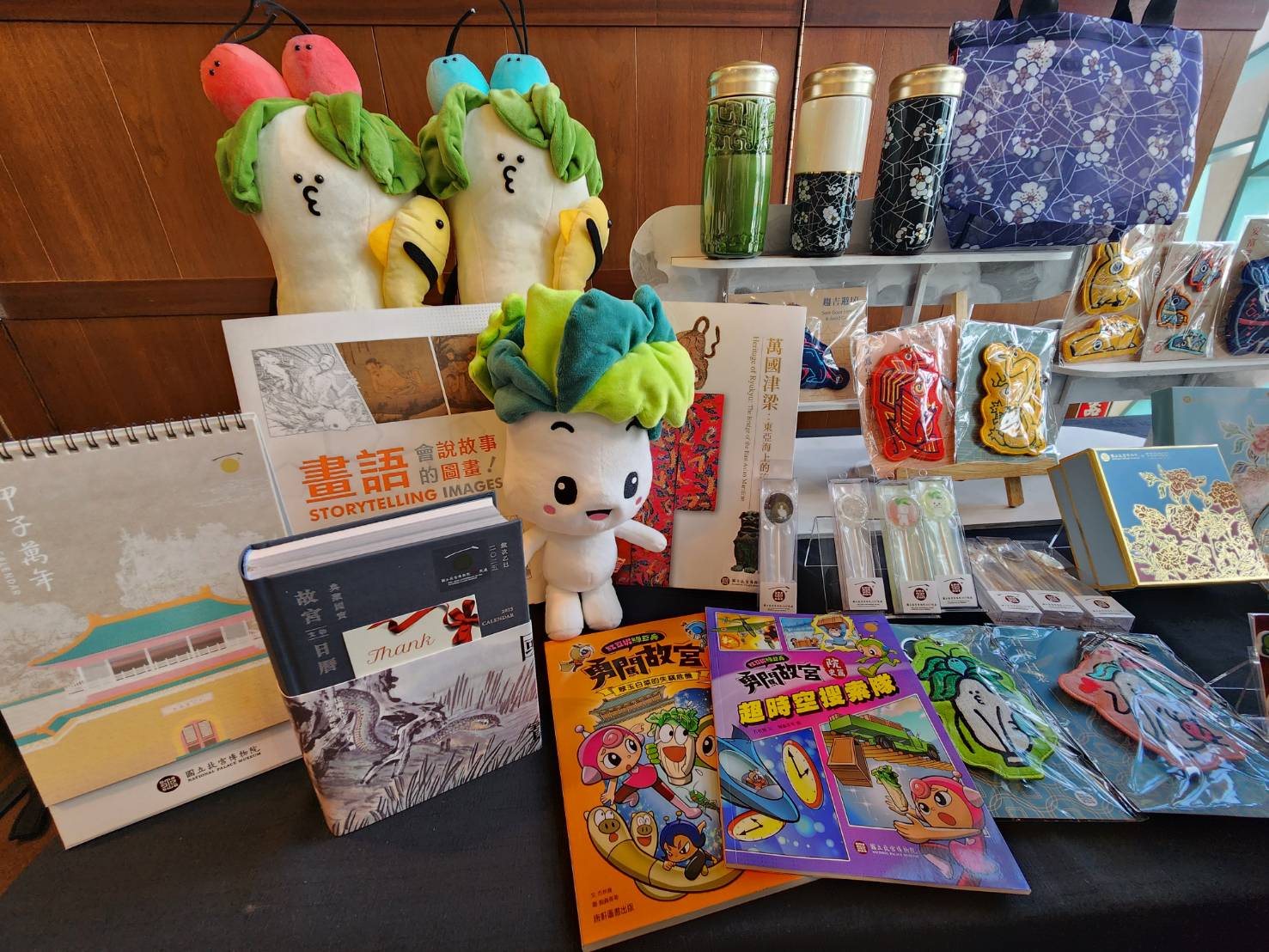 國立故宮博物院強調，將評估增列「台北故宮」作為商標之一，原有商標、全銜都會繼續完整使用。圖為「故宮100＋」院慶紀念商品。(圖：Rti)