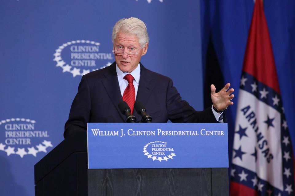 美國前總統柯林頓(Bill Clinton)發燒住院。(圖：柯林頓臉書/檔案照)