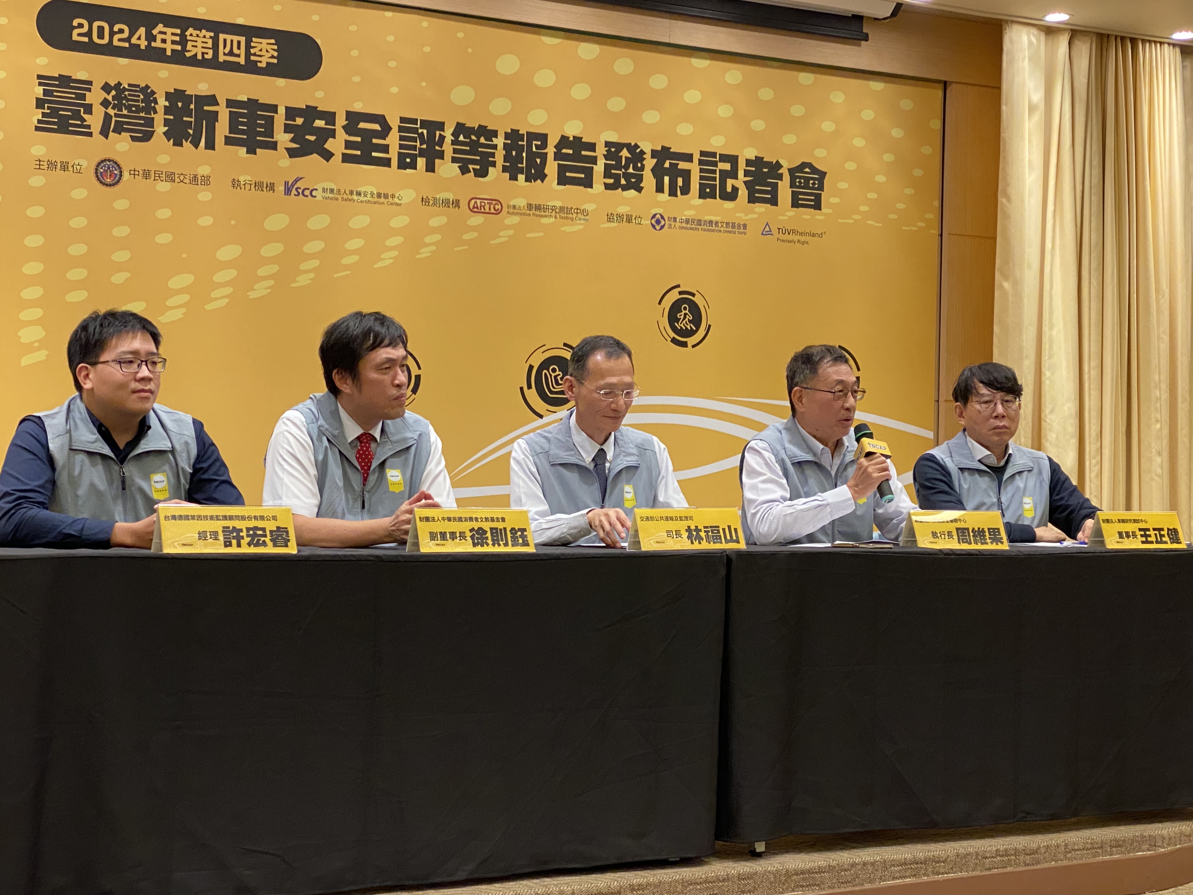 交通部24日公布今年第4季兩款受評車型的評等結果，包括首輛電動車「TESLA MODEL Y」和首例由業者自費申請、重新檢測改版升級後的車型「HONDA CR-V」，都拿下5顆星。(吳琍君 攝)