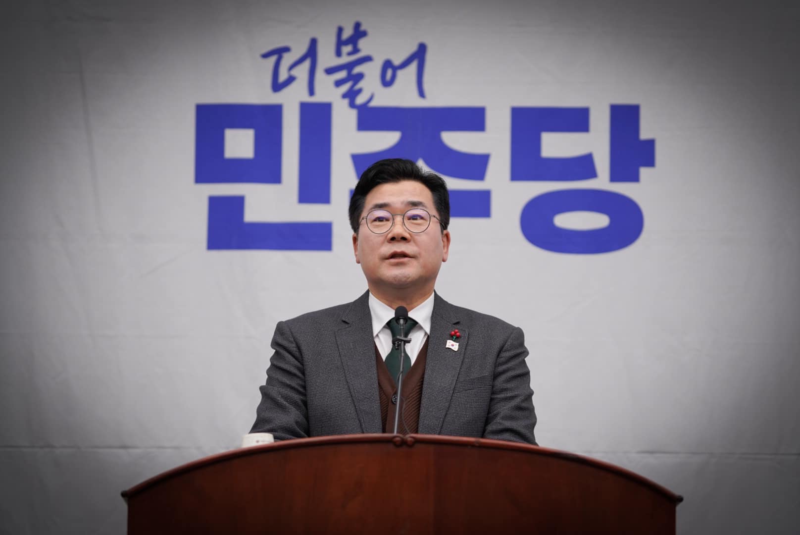 南韓共同民主黨黨鞭樸讚大(圖)宣布，將對代理總統的總理韓悳洙啟動彈劾程序。(FB@Chandae Park )