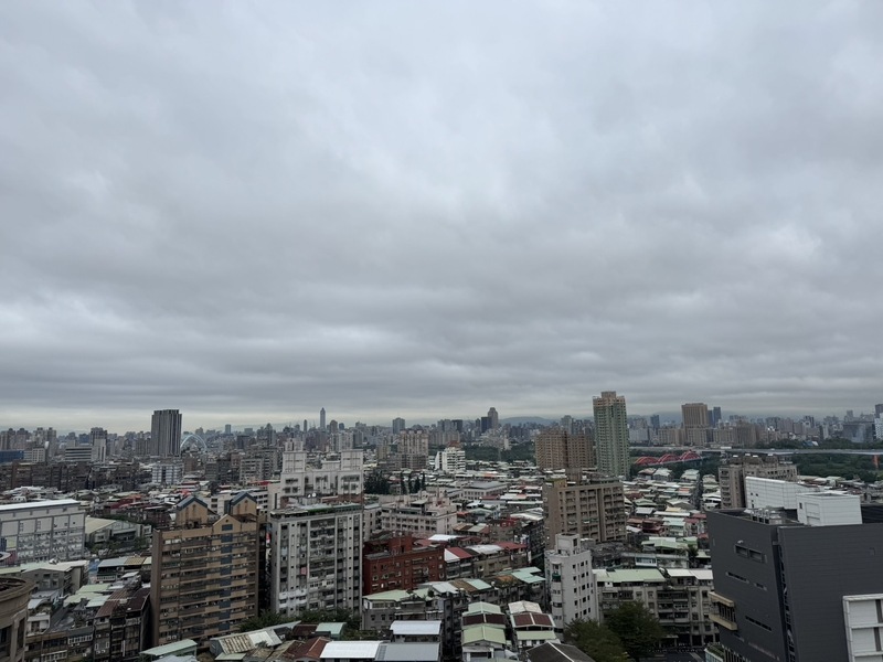 中央氣象署指出，今天(25日)東北季風影響，北東多雲局部雨，而清晨中南部局部霧影響能見度。(圖：中央社)