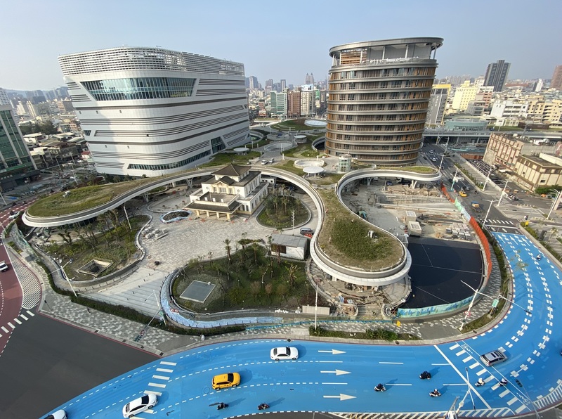 高鐵南延屏東拍板「高雄案」。圖為從高處俯瞰高雄車站周邊情形。(圖：中央社)