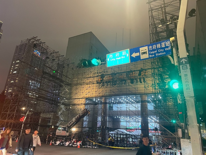 台北市政府搭設跨年活動舞台，25日晚間發生工人自鷹架高處摔落意外，現場已被拉起封鎖線。（翻攝照片） (圖：中央社)