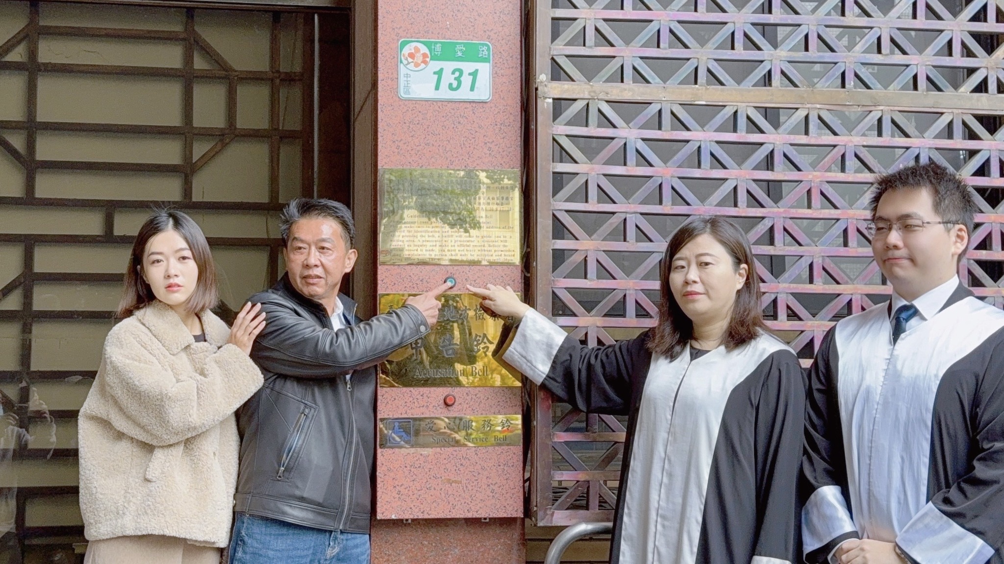 民進黨立委許智傑(左2)25日前往台北地檢署，對民眾黨立委黃國昌提出誹謗告訴。(圖：許智傑臉書)