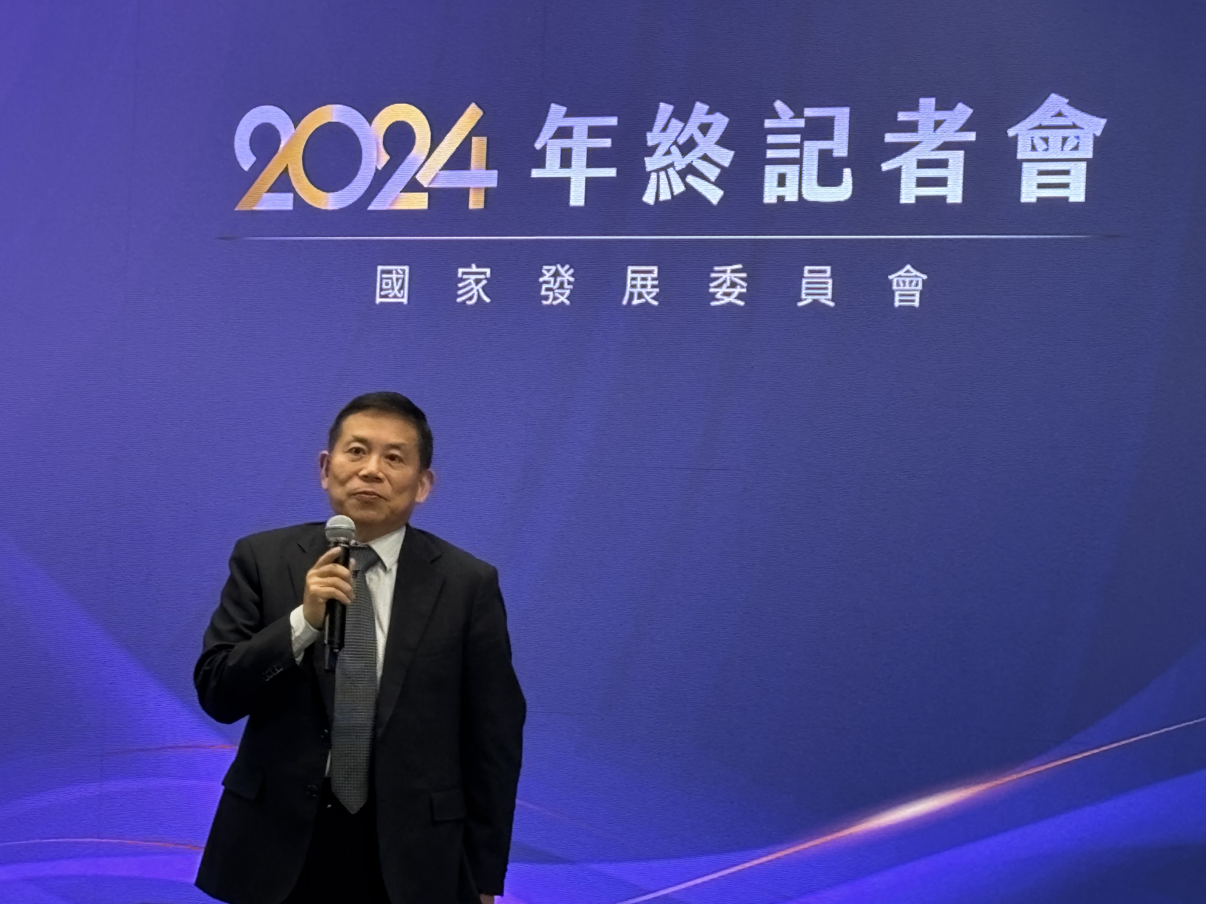 國發會主委劉鏡清表示，今年經濟是豐收的一年，但明年變動很大，不過商機不算少，整體來說是利大於弊。(楊文君攝)