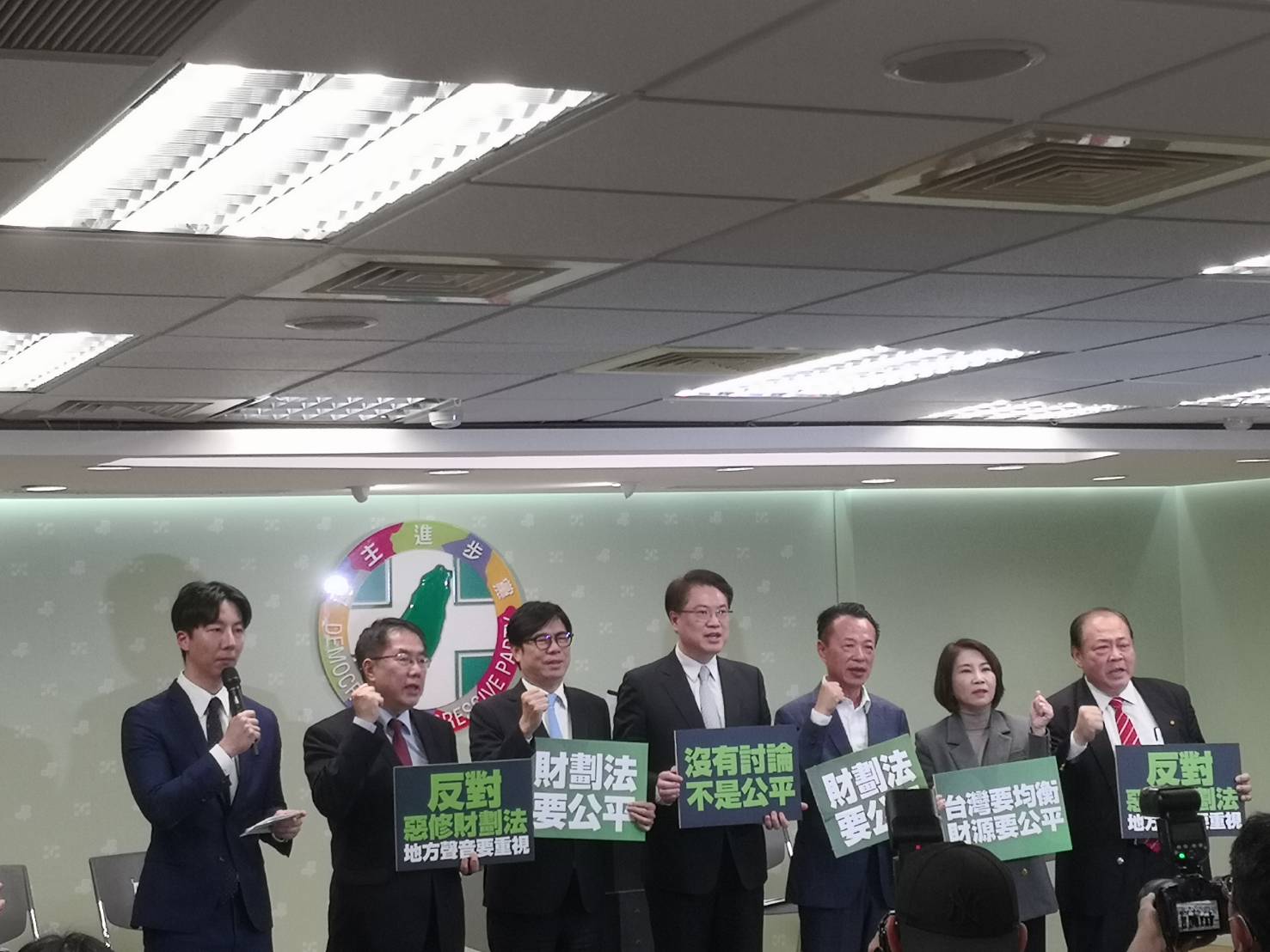 民進黨縣市長北上抗議財劃法惡修。(劉玉秋攝)