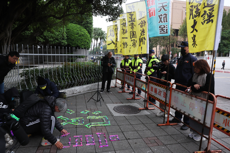 台北地檢署26日偵結京華城、政治獻金案，依收賄等罪起訴前台北市長柯文哲。北檢下午外圍有零星支持者以排字方式、插黃旗聲援。(圖：中央社)