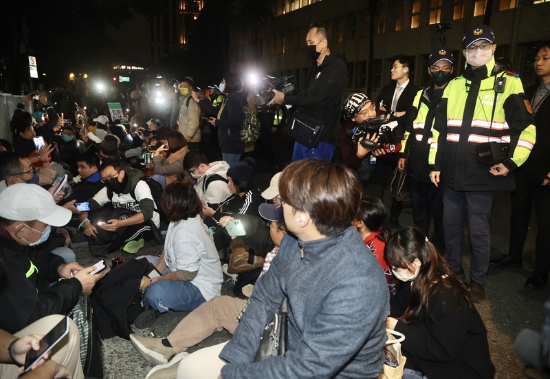 柯文哲3千萬交保！法官認定無羈押必要 北檢：將依法提出抗告 柯文哲交保相隔114日回家 柯家火爐準備好了 episode artwork