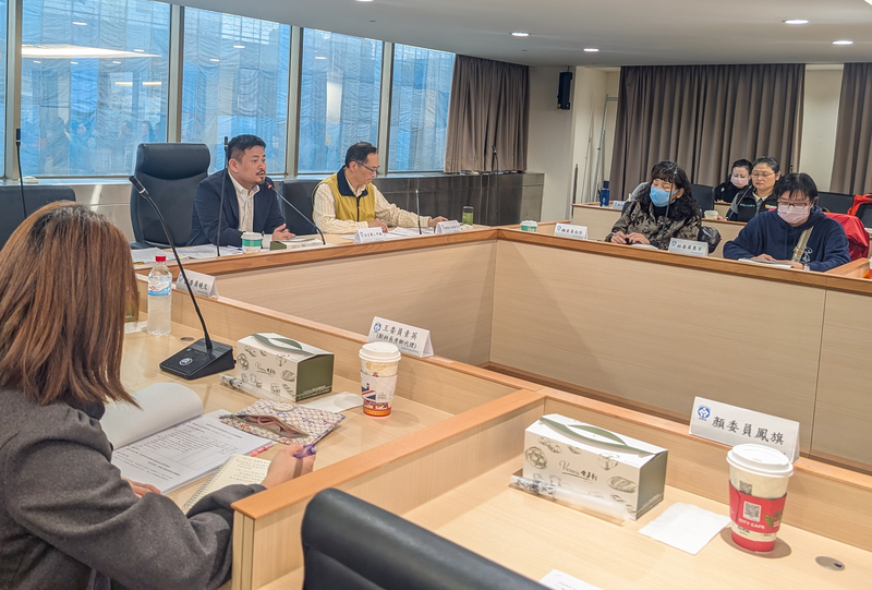 勞動部3日向立法院提交就業安定基金管理運用精進規劃報告，除了不得支應與基金設置目的及用途無關的項目外，也禁止採購年節禮品。圖為先前就安基金會議所攝照片。（勞動部提供）
