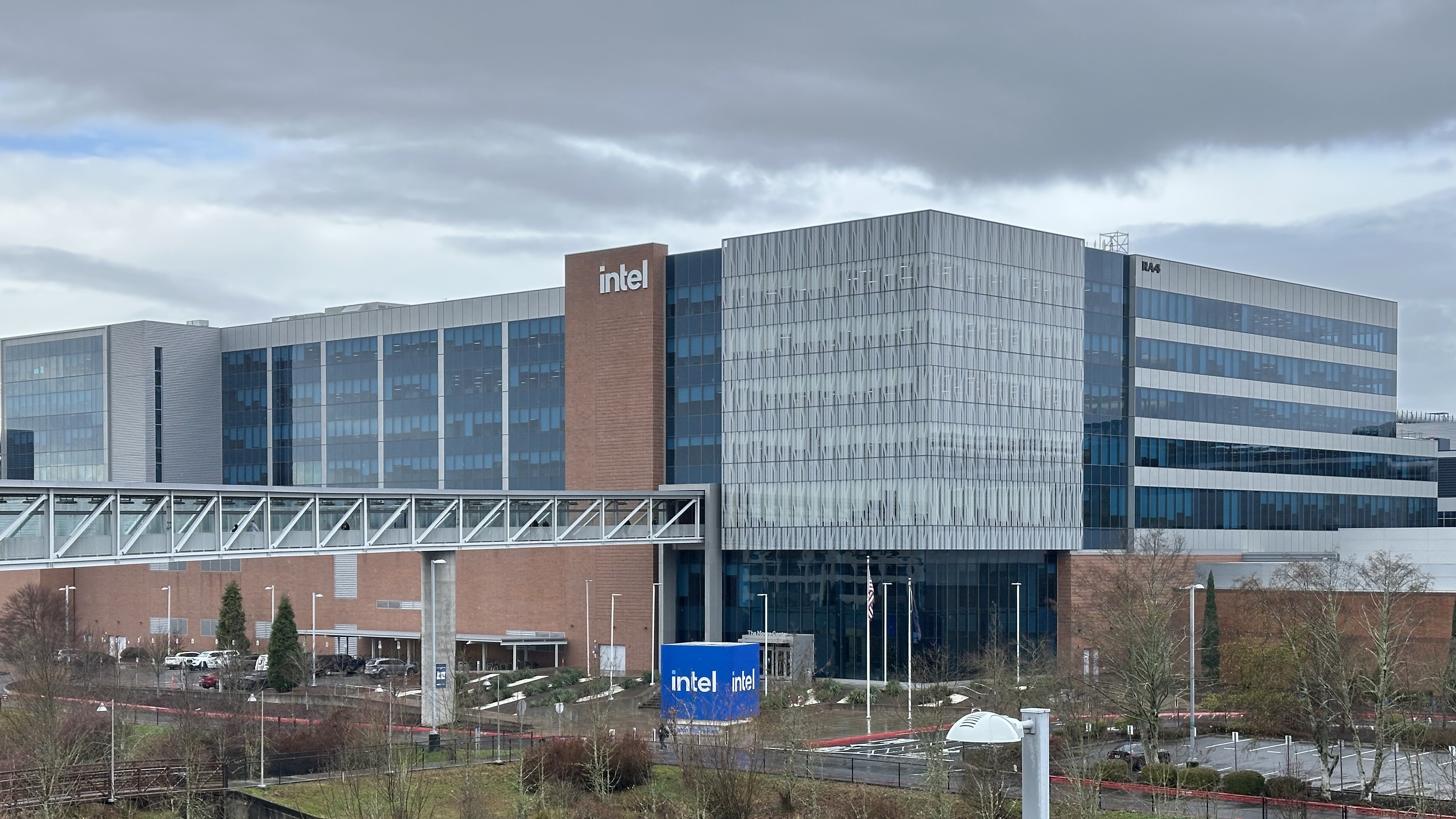 英特爾(Intel) 從全球半導體業的龍頭大哥，因為經營策略誤判而痛失寶座還大舉裁員。圖為英特爾奧勒岡園區。(圖：李雅言 攝)