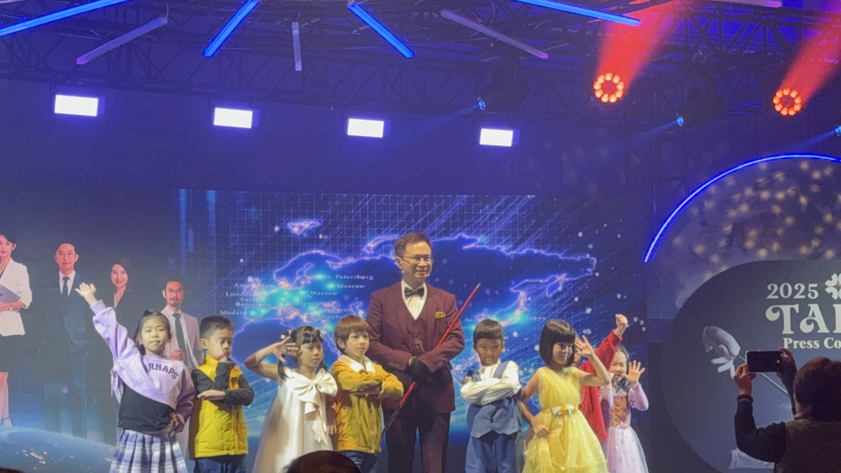 因應川普2.0，外貿協會董事長黃志芳(右4)預告，明年8月將赴美國德州達拉斯舉辦旗艦級的美國台灣形象展。(謝佳興 攝)