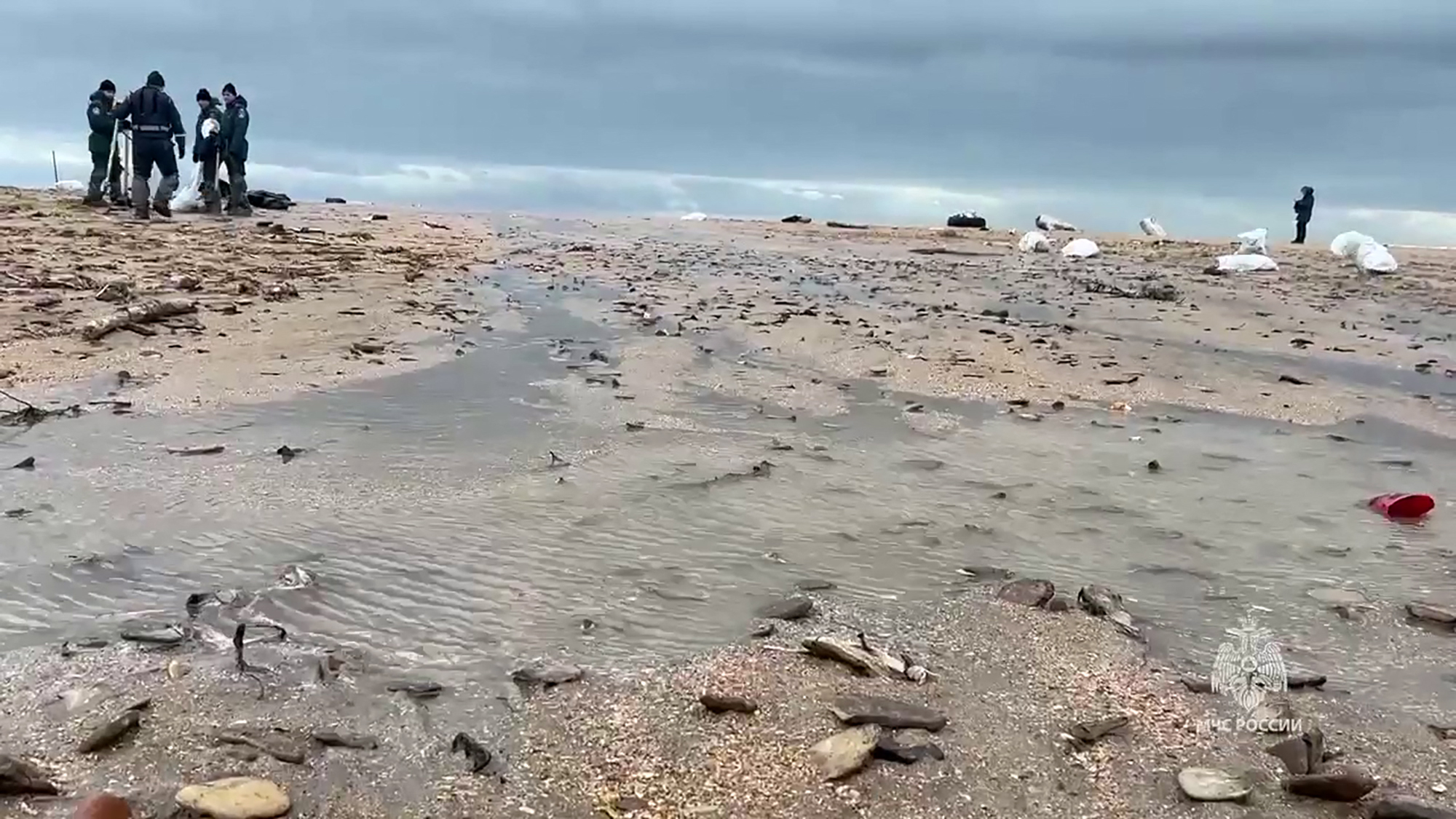 俄羅斯人員正在黑海海岸處理在克赤海峽發生事故油輪所外洩的油汙。(AFP)