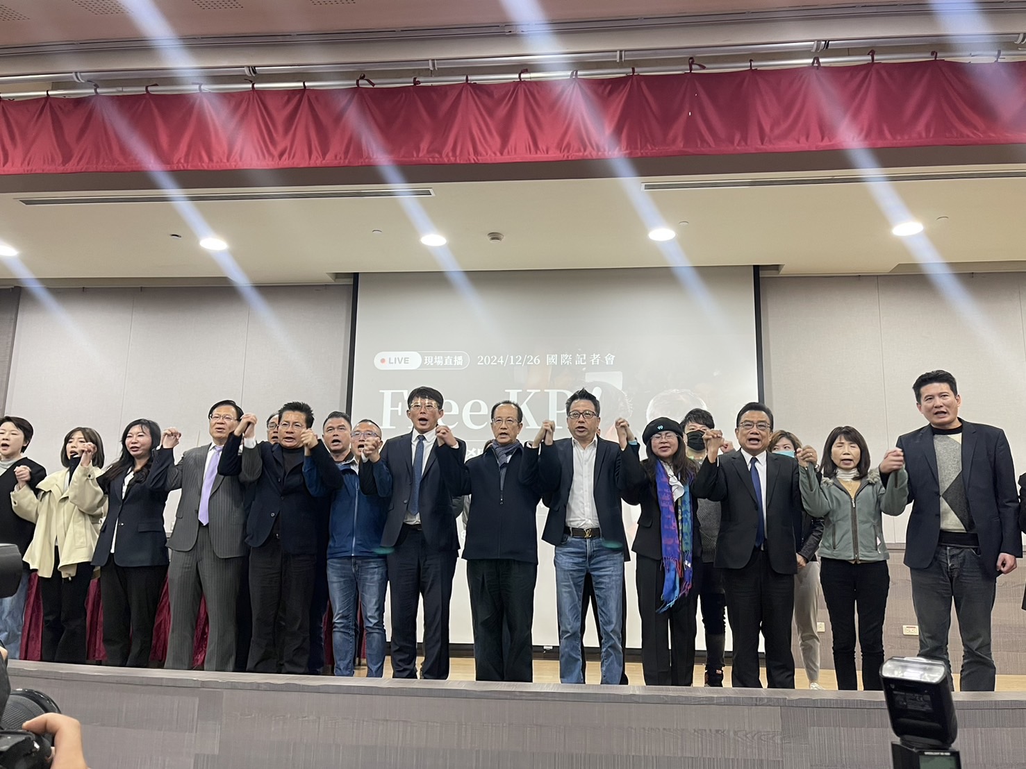 針對民眾黨主席柯文哲26日遭北檢起訴求處28年6個月重刑，下午民黨黨緊急應變小組召開記者會聲援柯文哲。(鄭佑漢攝)