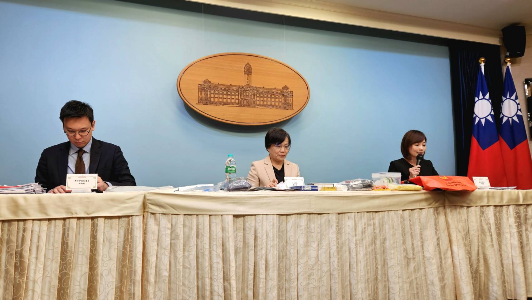 總統府26日召開全社會防衛韌性委員會第二次會議，總統府發言人郭雅慧(右起)、內政部長劉世芳、國安會副秘書長林飛帆會後說明會議內容。(歐陽夢萍 攝)