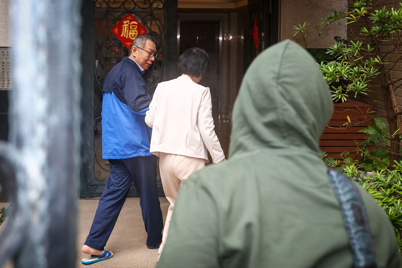 民眾黨主席柯文哲(左)27日中午交保返家，在妻子陳佩琪迎接下步入家門。(圖：中央社)