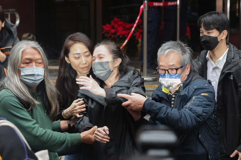 台北地檢署偵結京華城等案，台北地院27日裁定被告國民黨台北市議員應曉薇(圖中)以新台幣1500萬元交保，應曉薇當天下午辦保完成，步出北院。(圖：中央社)