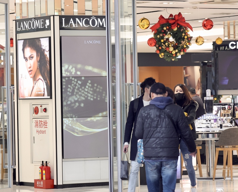 台中新光三越氣爆後，台北市政府對百貨商場及夜市展開稽查作業。圖為民眾在台北市東區百貨公司購物。 (圖：中央社)