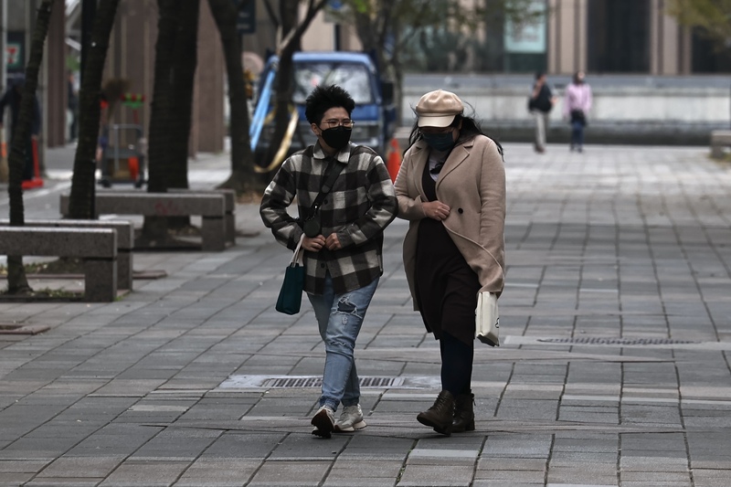 各地降雨機率高白天回溫不明顯 高山有機會降雪。 (圖：中央社)