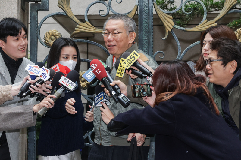 前台北市長、民眾黨主席柯文哲(左3)27日交保返家，28日下午從台北住所外出。 (圖：中央社)