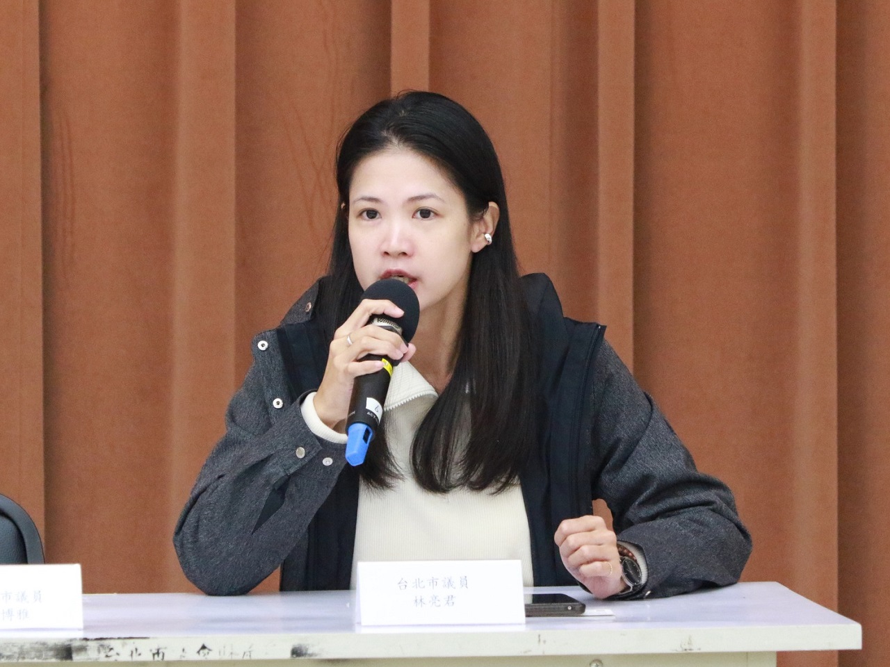 台北市議員林亮君表示，應曉薇曾改過名字，並於2010年參選台北市議員時使用現在姓名，此次因涉案被相關單位發現疑有其他國家護照，研判護照姓名很可能是原名。(FB@林亮君)