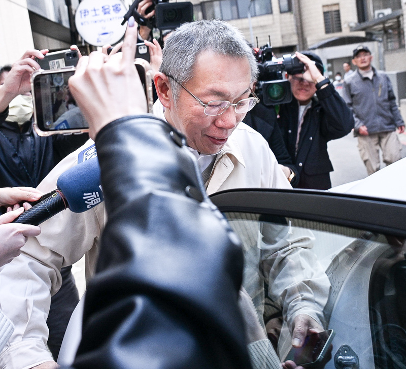 高等法院29日撤銷京華城案被告柯文哲4人交保裁定，發回台北地院；北院將在下午3時召開羈押庭。圖為前台北市長柯文哲(中)下午搭車出門。(圖：中央社)