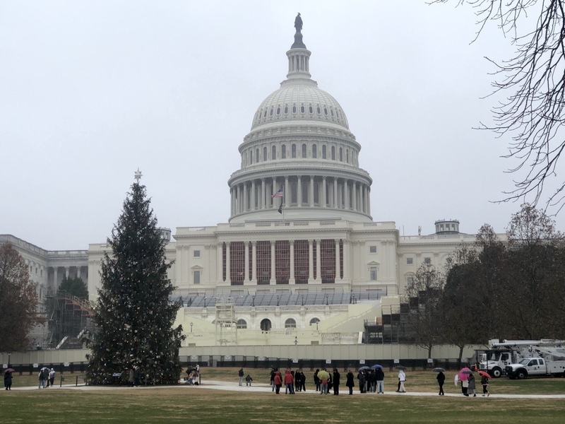 川普將於1月20日就任美國總統，國會山莊西側外正搭建就職舞台，圖攝於12月28日。 (圖：中央社)
