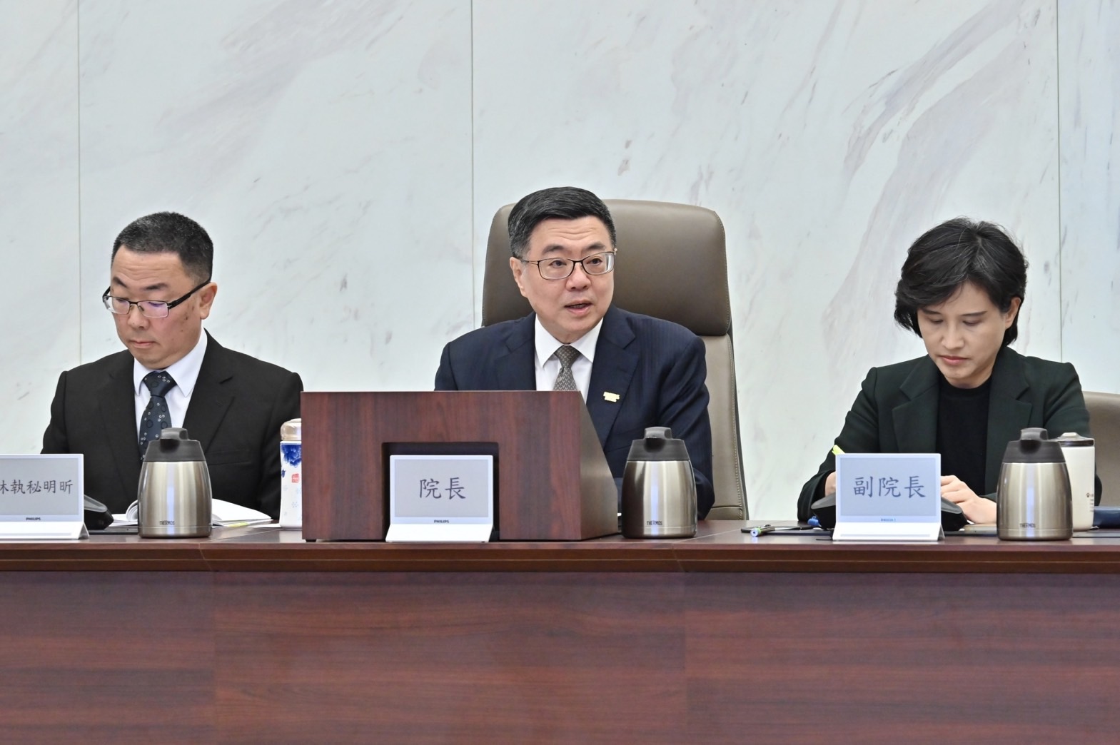 行政院晚間表示，卓榮泰(中)主持「行政院性別平等會第31次委員會議」。(圖 : 行政院提供)