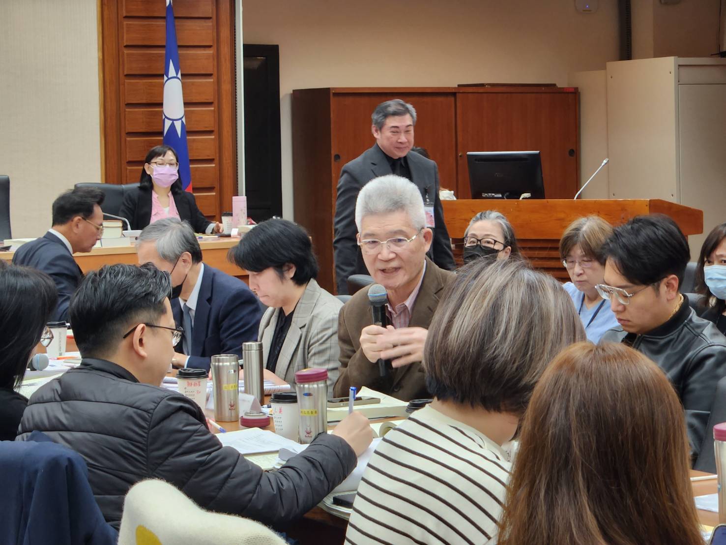 立法院教委會30日續審文化部明年度預算，公視董事長胡元輝針對立委們疑問不斷澄清說明。(江昭倫 攝)