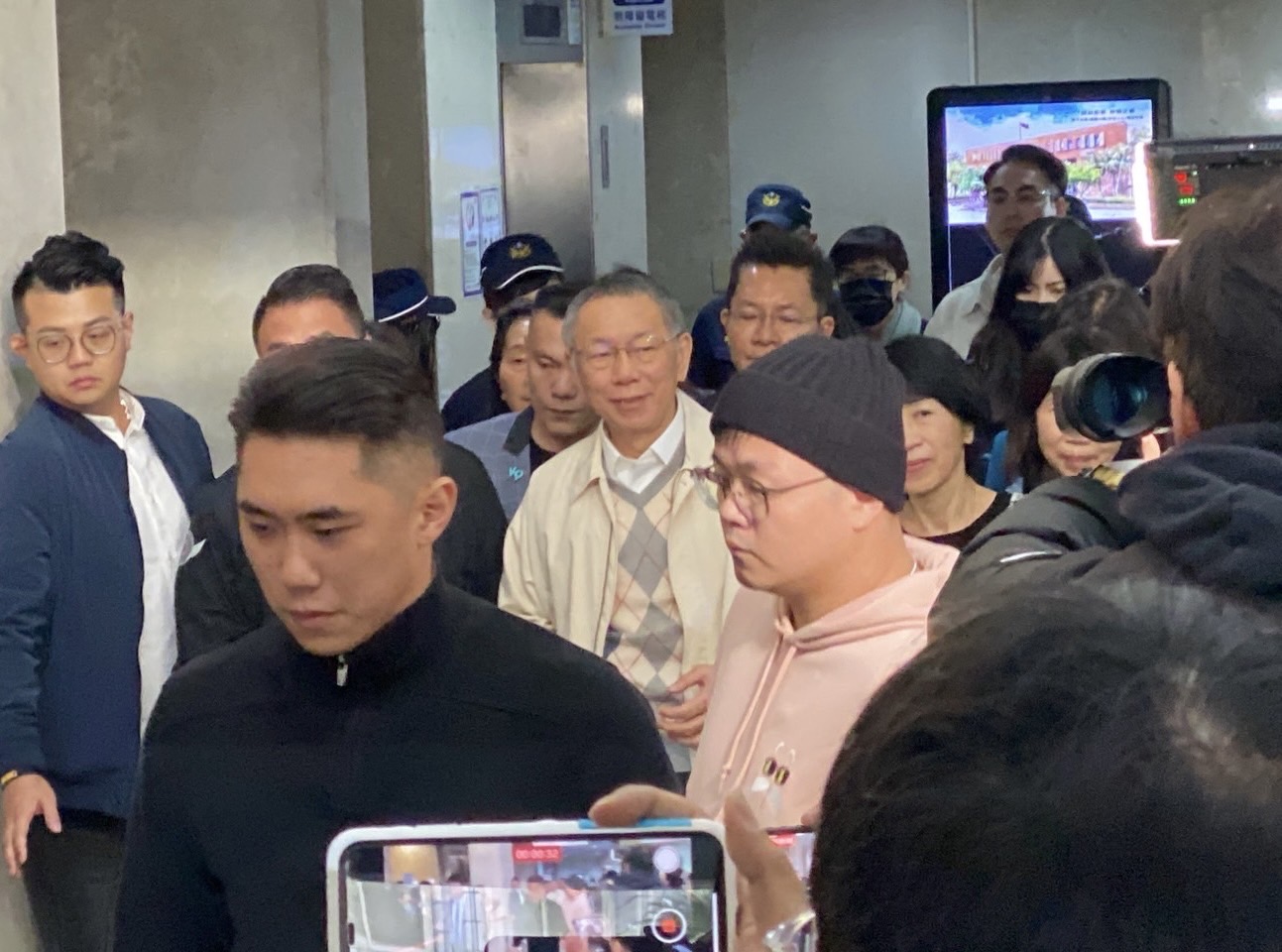 民眾黨主席柯文哲30日下午在妻子陳佩琪及民眾黨同仁陪同下，完成交保程序，二次獲得保釋離開北院。(鄭佑漢 攝)