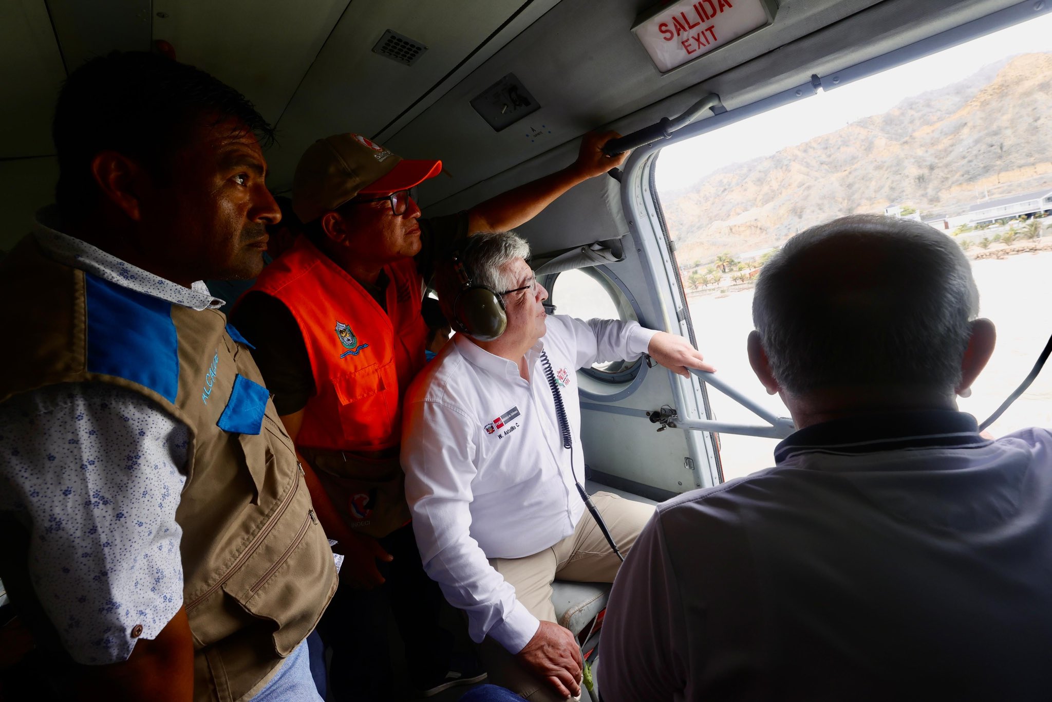 4公尺巨浪猛襲南美3國。圖為秘魯國防部長查維斯(Walter Astudillo Chavez)搭乘直升機巡視災情。(X平台@MindefPeru)