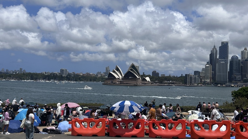 澳洲雪梨的跨年煙火秀被譽為世界最壯觀的跨年慶祝活動之一，今年規模盛況空前，儘管是收費區域，購票民眾仍一早就前往卡位，搶占最佳觀賞位置，而雪梨歌劇院周邊一早也湧現人潮。 (圖：中央社)