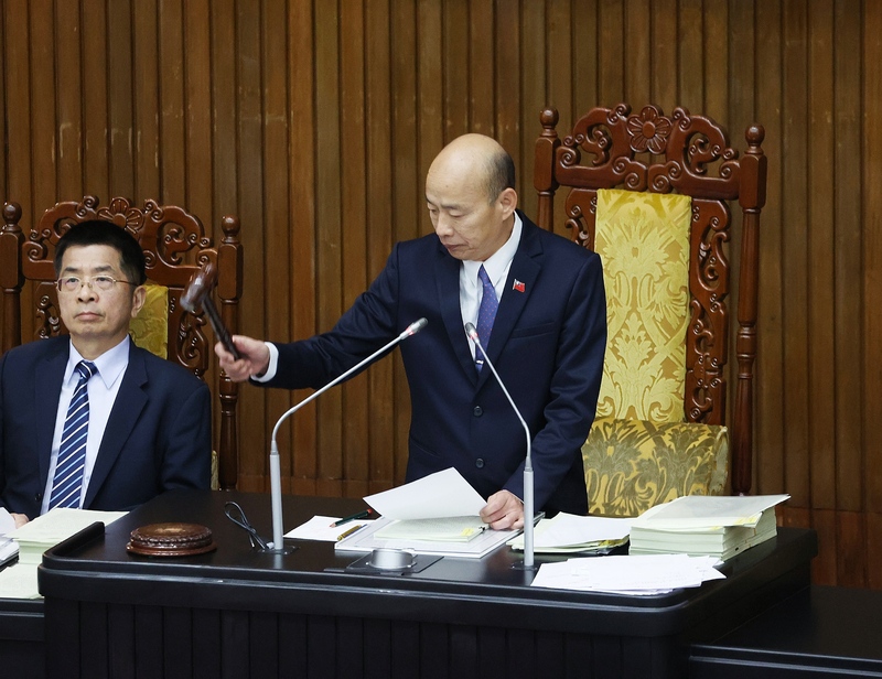 國土計畫法原預定2025年4月30日上路，不過朝野立委都提案修法要求展延。立法院會31日三讀通過修正國土計畫法部分條文，將國土功能分區圖作業期程再延長6年，從原定4年改為10年。圖為立法院長韓國瑜(右)敲槌宣布通過。(圖：中央社)