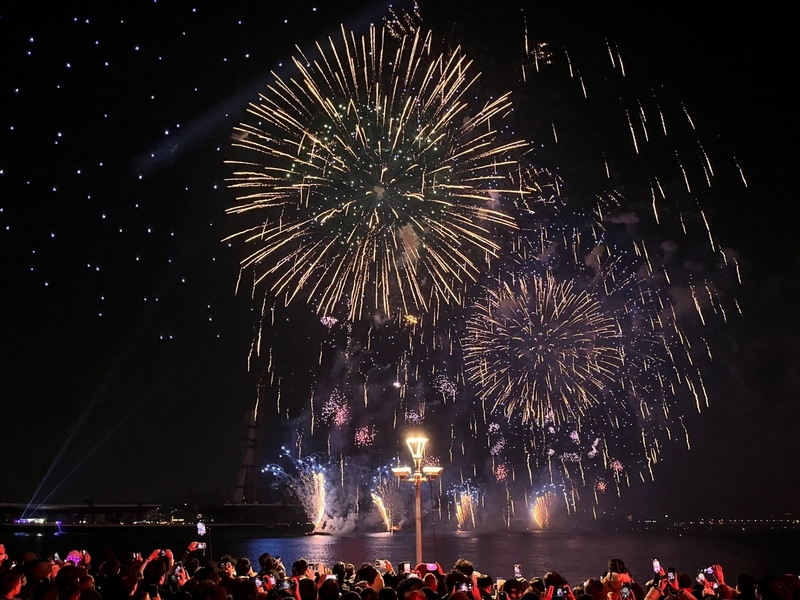 新北市「閃耀新北1314跨河煙火」31日晚間8時25分在淡水河上空盛大施放，象徵迎接2025年，超過3萬發煙火點亮夜空。 (圖：中央社)